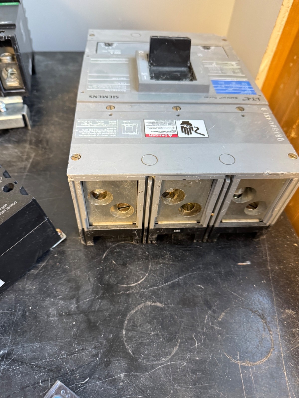 400 amp siemans main breaker (mounting kit not included)