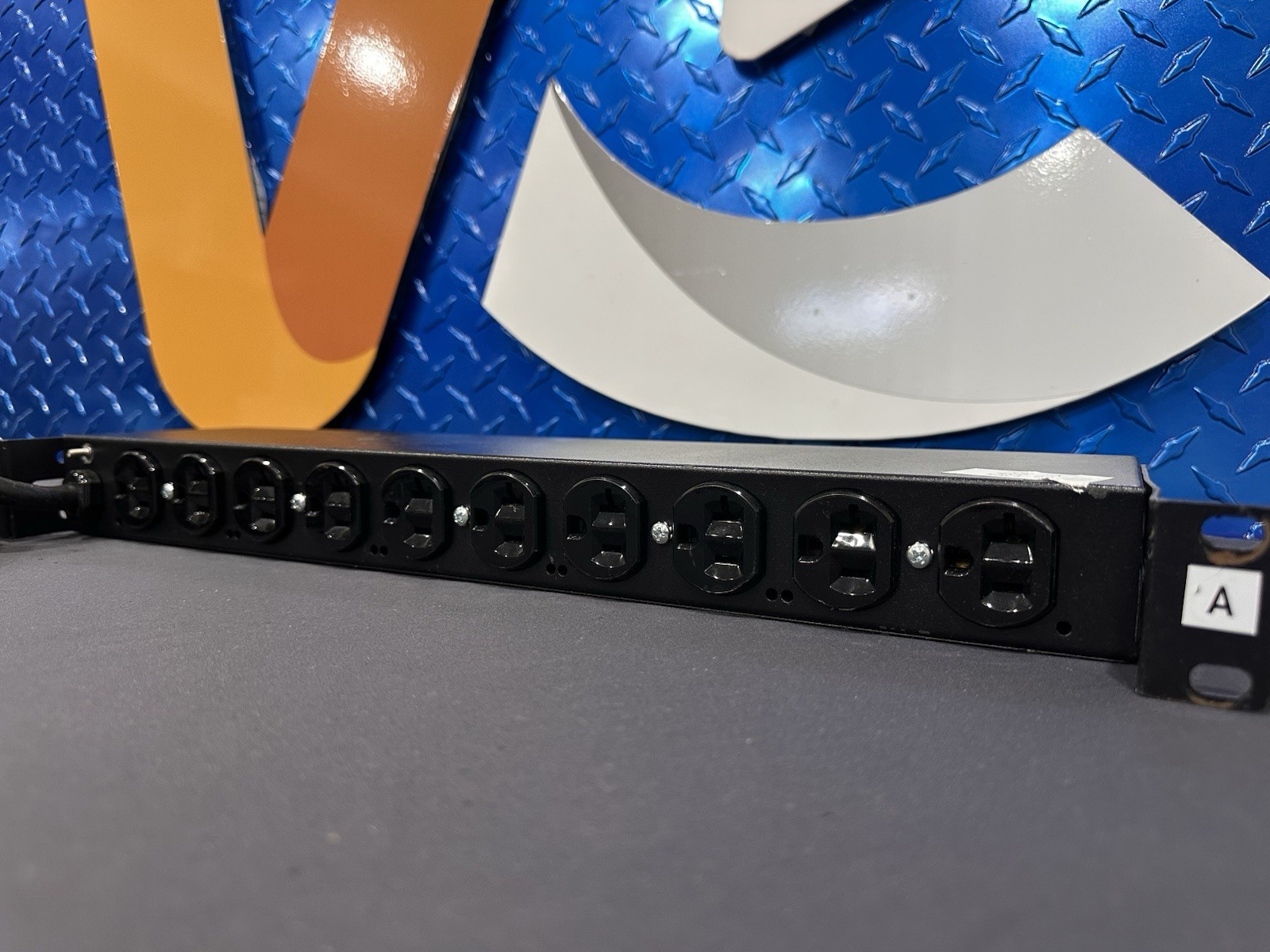 APC AP9557 Basic Rack Mount PDU 10x 5-15R Outlet Power Strip