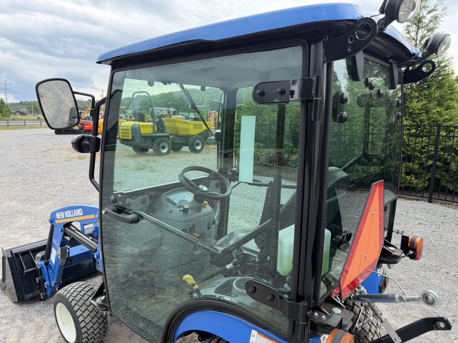 UNUSED 2023 NEW HOLLAND WORKMASTER 25S- ENCLOSED CAB W/ HEAT- LOADER- ONLY 9HRS!