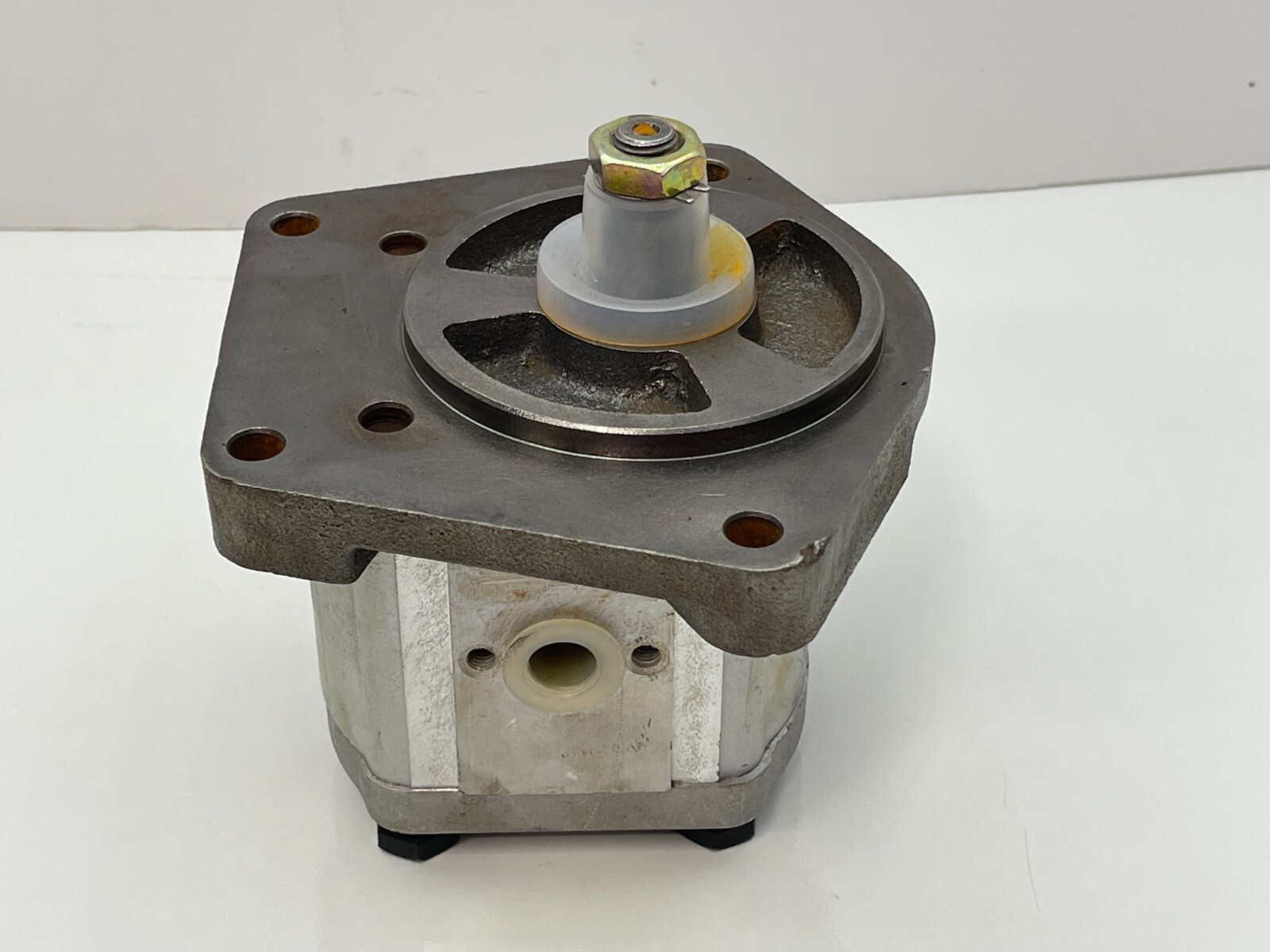 NEW AGCO Eaton Hydraulic Pump