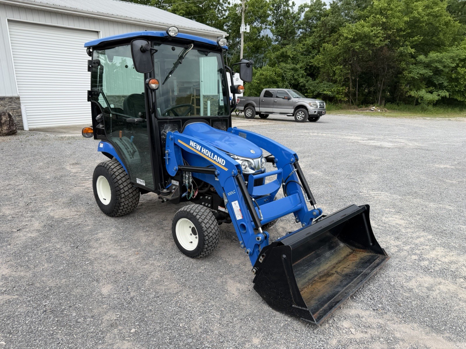 UNUSED 2023 NEW HOLLAND WORKMASTER 25S- ENCLOSED CAB W/ HEAT- LOADER- ONLY 9HRS!