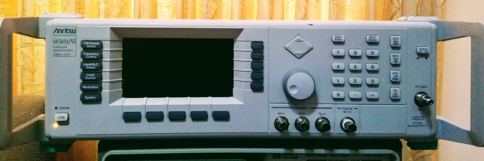 Anritsu 68369A/NV Fresh Align + CAL. Opt: 2B,11 – 40GHz Signal Generator