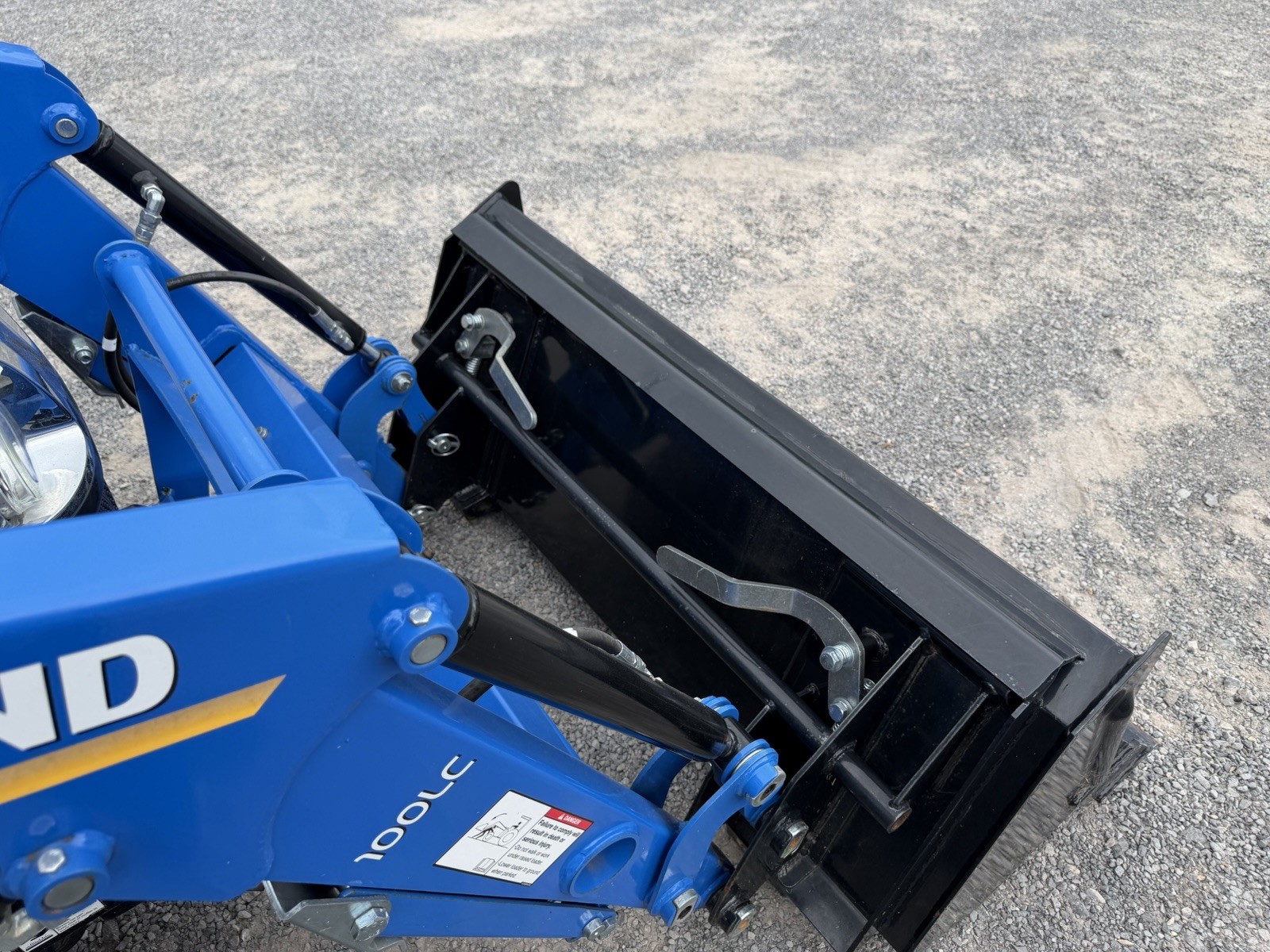 UNUSED 2023 NEW HOLLAND WORKMASTER 25S- ENCLOSED CAB W/ HEAT- LOADER- ONLY 9HRS!