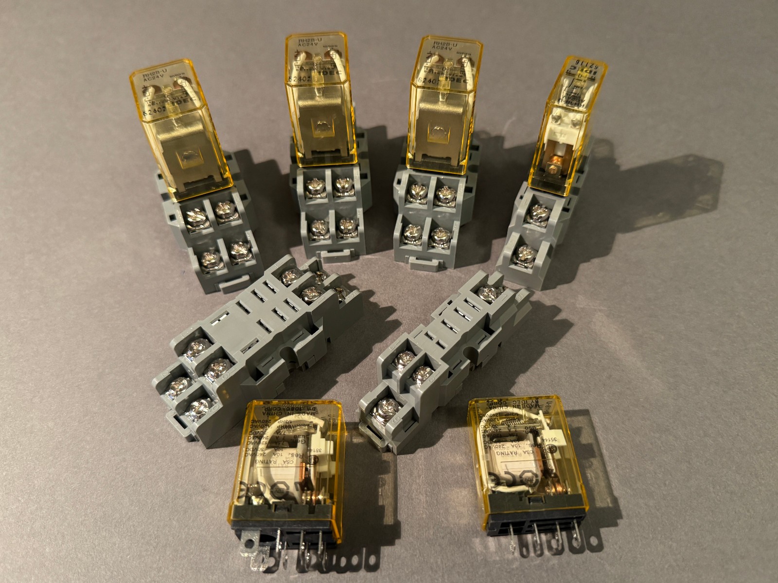 IDEC RH2B-UAC24V / RH1B-UAC24V Plug-in «Ice Cube» Relays with DIN Sockets