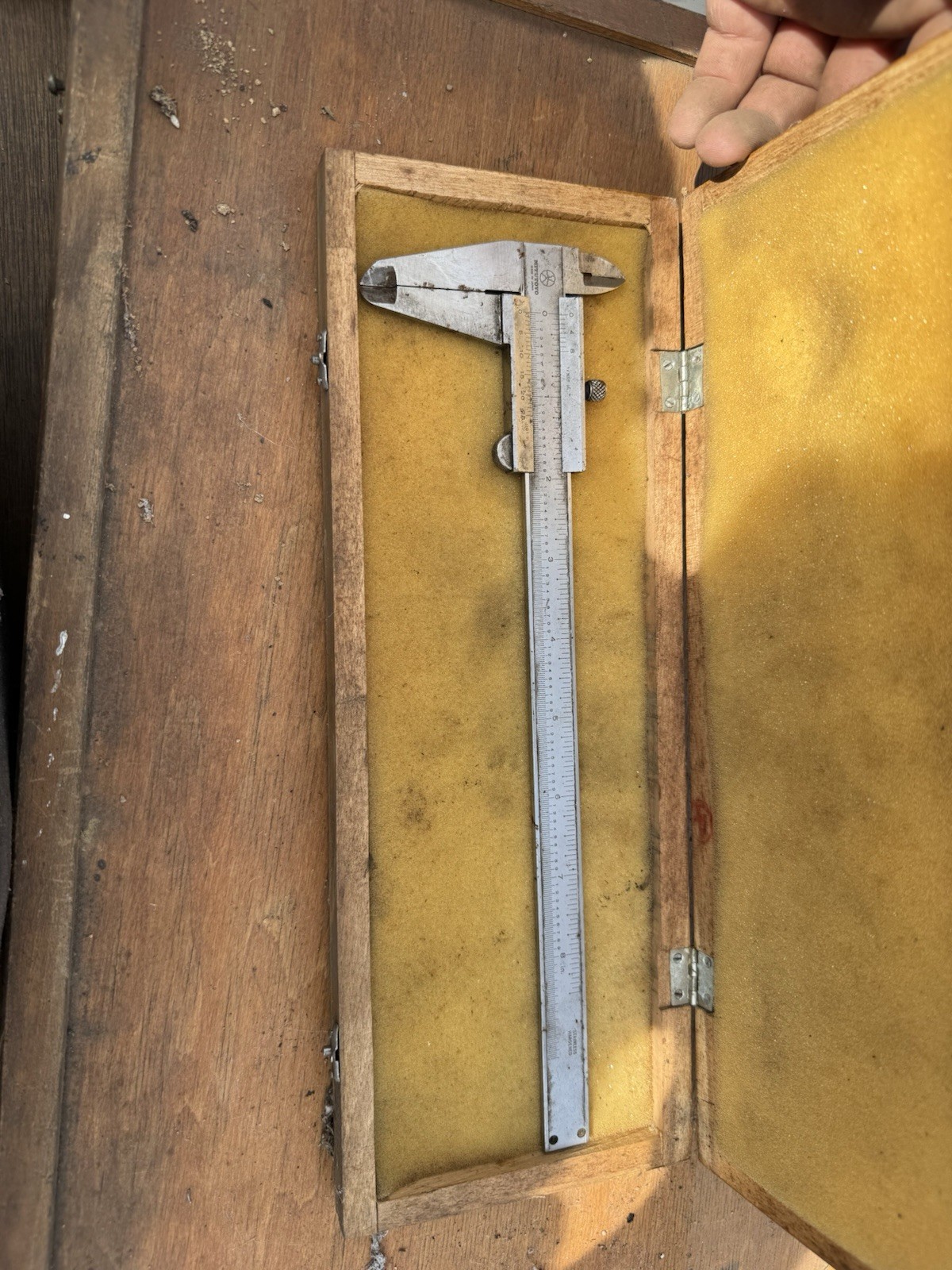 Mitutoyo Metal Vernier Caliper 0.0-6.0 in Measurement in Wooden Case