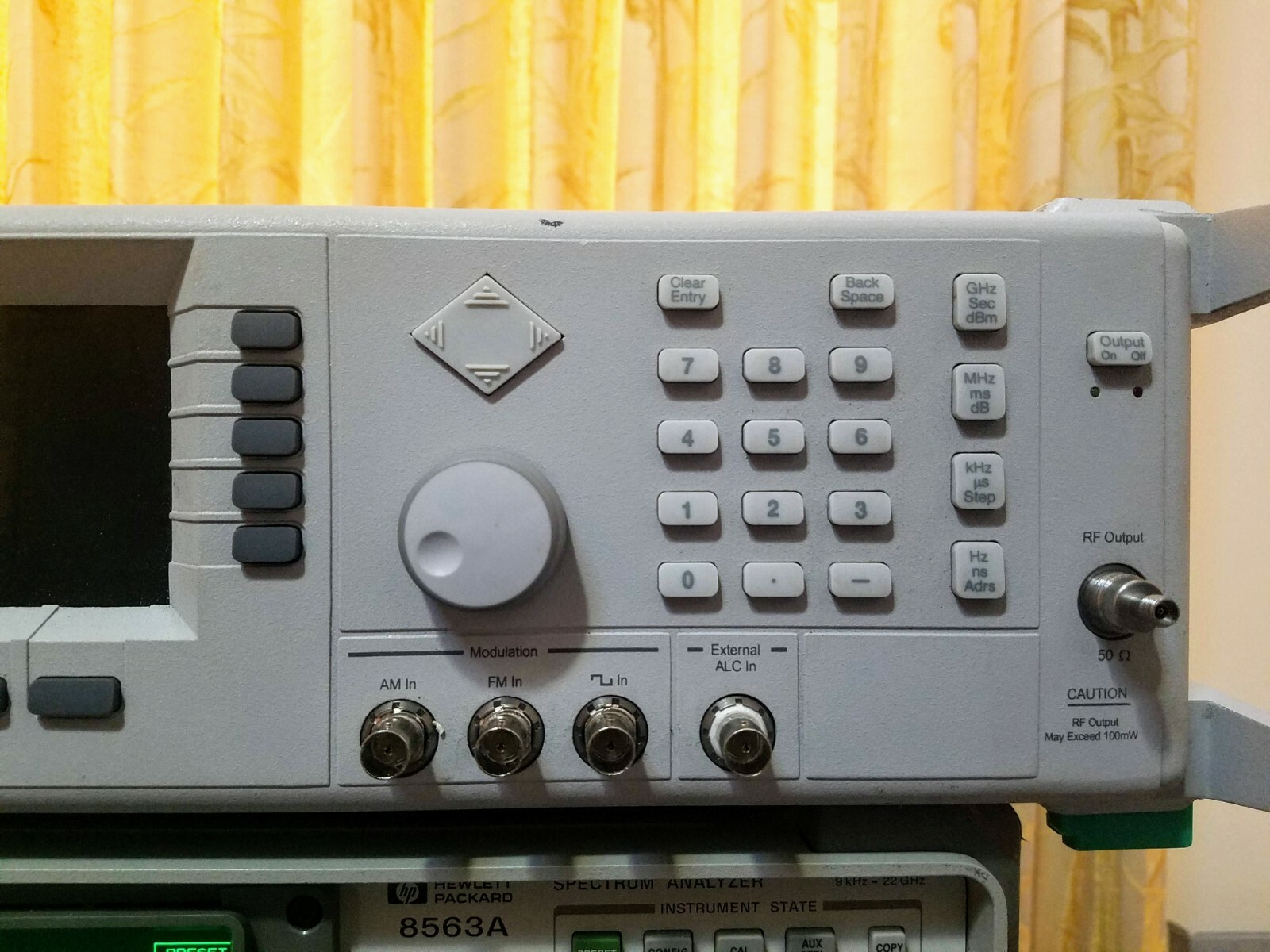 Anritsu 68369A/NV Fresh Align + CAL. Opt: 2B,11 – 40GHz Signal Generator