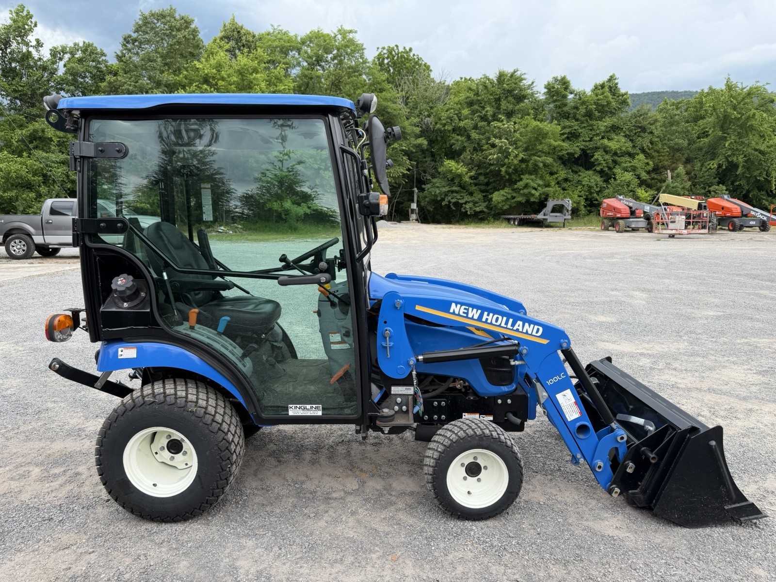 UNUSED 2023 NEW HOLLAND WORKMASTER 25S- ENCLOSED CAB W/ HEAT- LOADER- ONLY 9HRS!