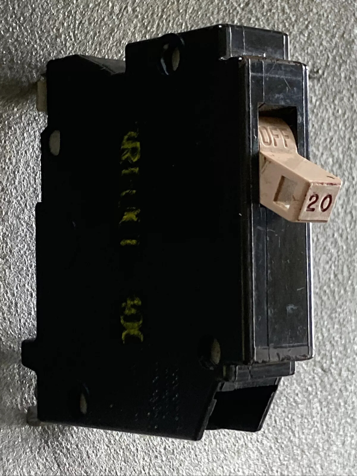(1) CH120 Cutler-Hammer Type CH 1 Pole 20 Amp 120v METAL FOOT / FULL NOTCH Used