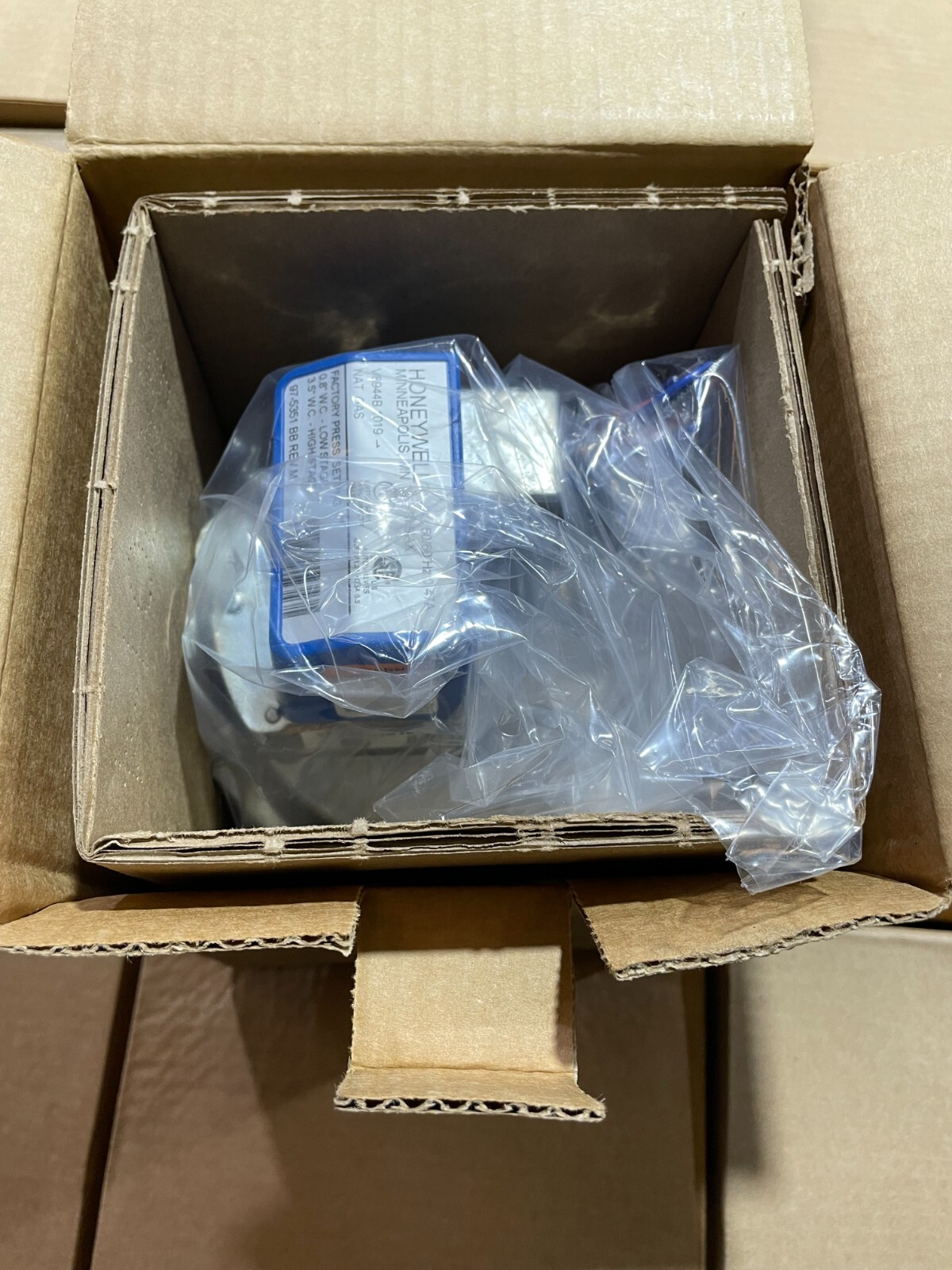 Honeywell V8944B 1019 1″ NPT 24V Diaphragm Gas Valve New/Open Box