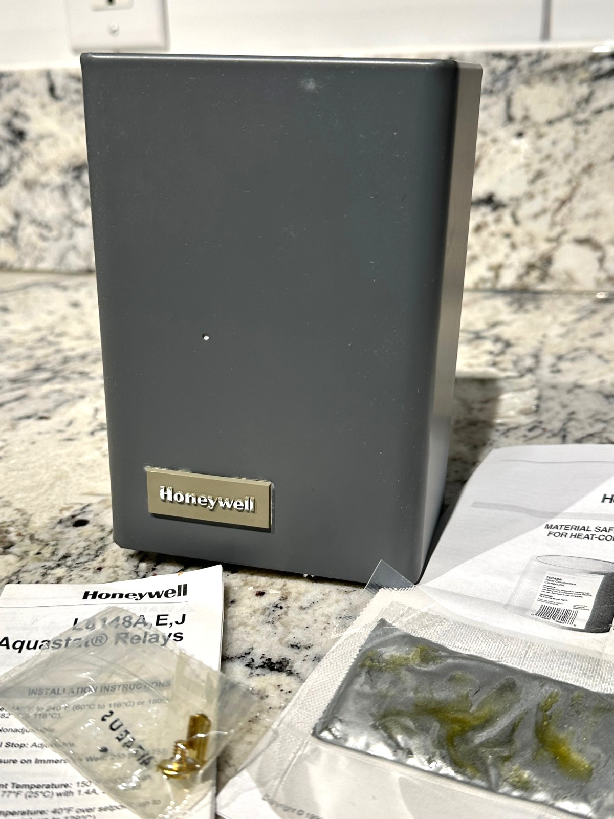 HONEYWELL L8148 E 1265 Aquastat Relay w/ Venter Damper 120VAC IOB Complete USA