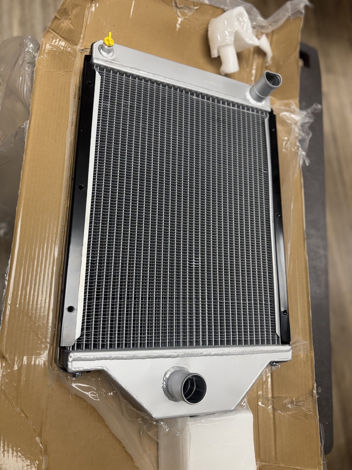1669650M94 Radiator fits Massey Ferguson 260 270 275 283 290 390 670 675 690