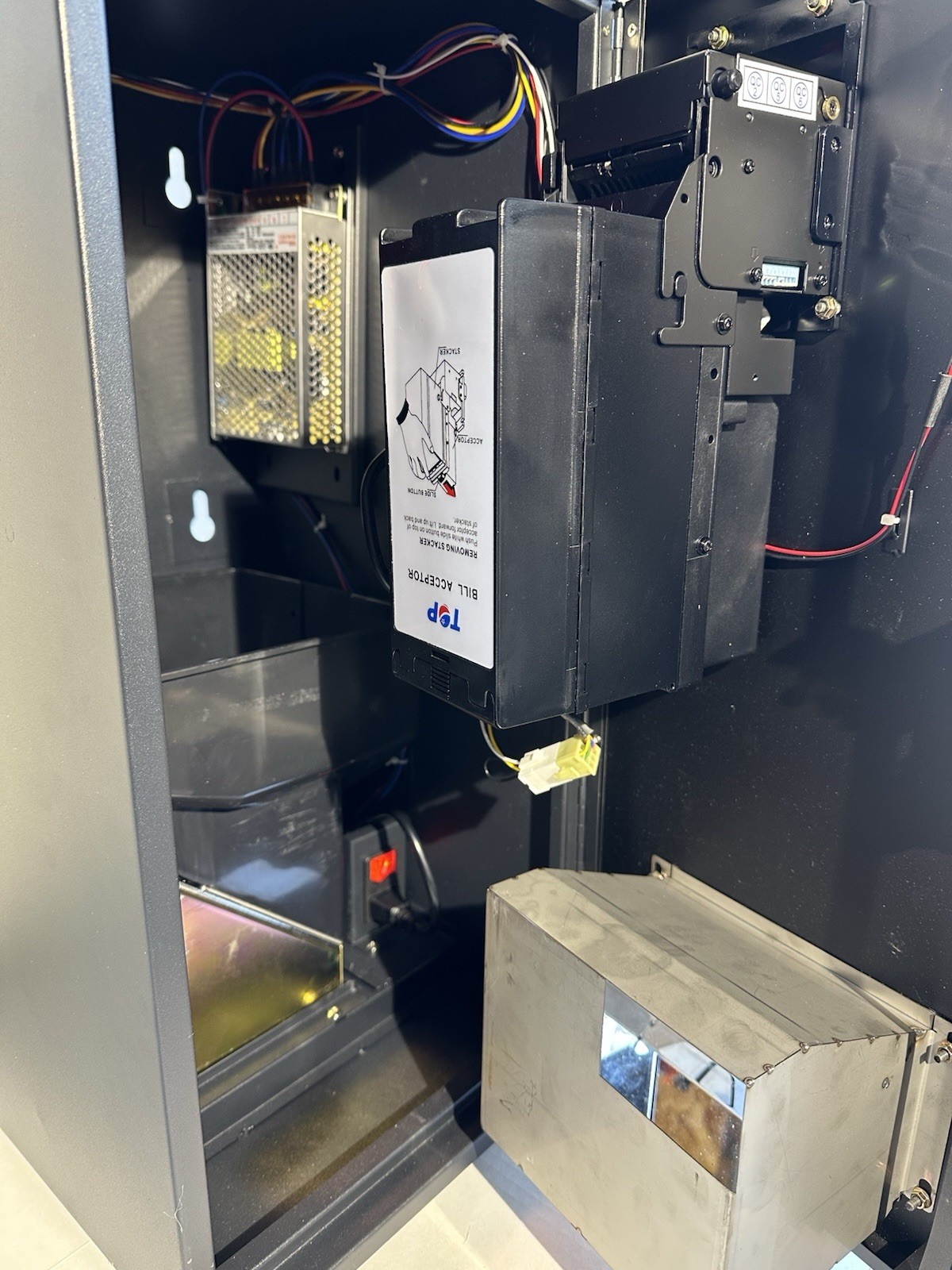 Bill 2 Coin Front Load Quarter Change Machine – With Stacker – $750 Qtr Capacity