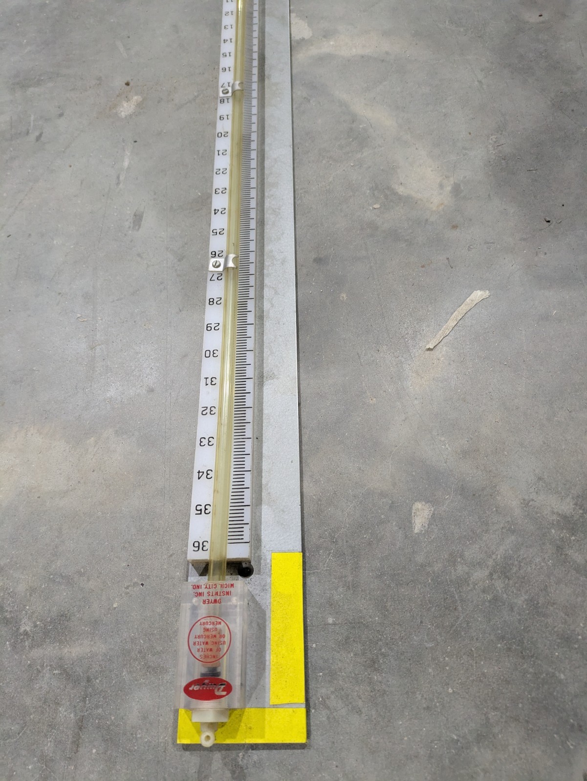 Dwyer 1230-36 Flex-Tube Well-Type Manometer Series 1230 36-Inch Range Used