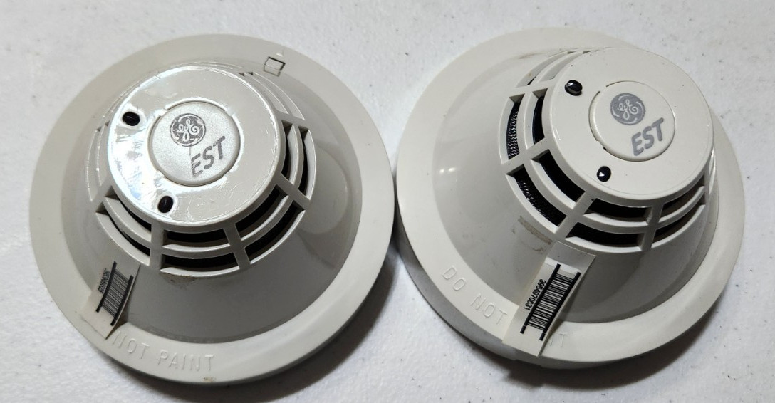 Lot of 2 EST EDWARDS SIGA-PS INTELLIGENT PHOTO SMOKE DETECTORS Warranty w/Bases