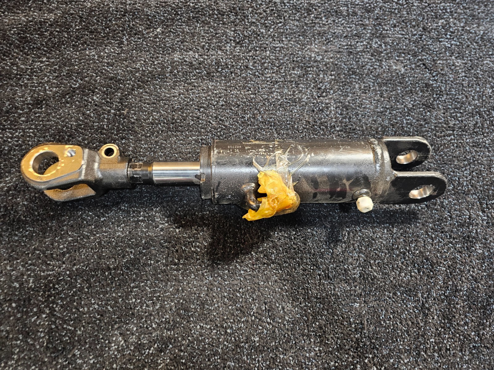 05220B Hydraulic Welded Cylinder 3.66″ x 21″ Retracted x 1.37″ Rod