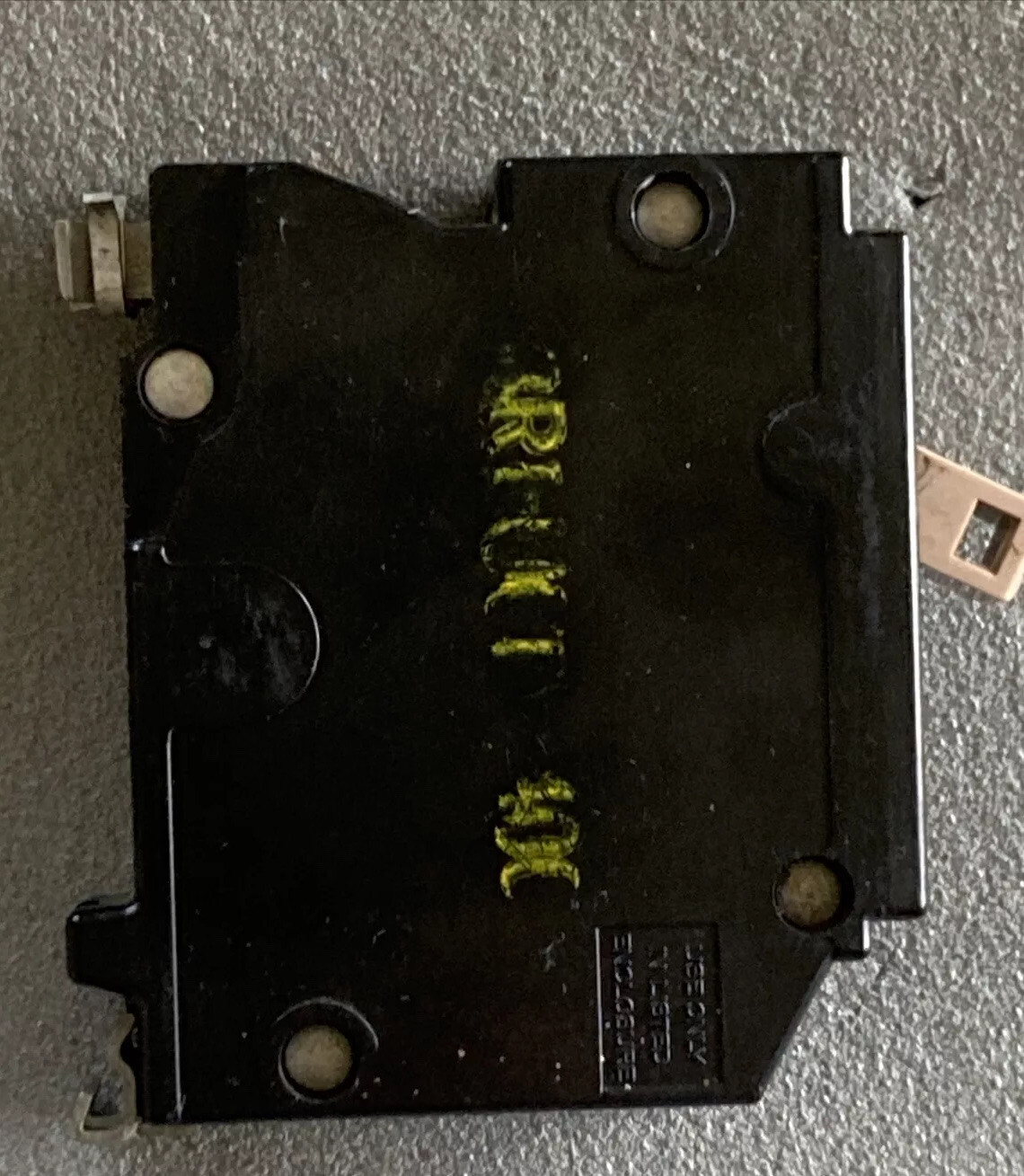 (1) CH120 Cutler-Hammer Type CH 1 Pole 20 Amp 120v METAL FOOT / FULL NOTCH Used