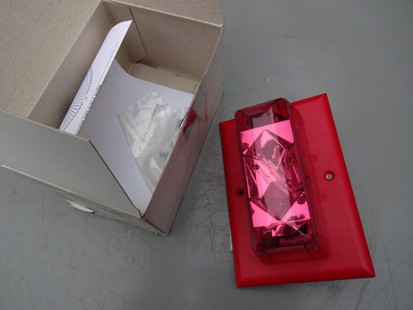 EDWARDS 202-8A-TR STROBE / 24V DC RED LENS / WITH TERMINAL / NEW IN BOX