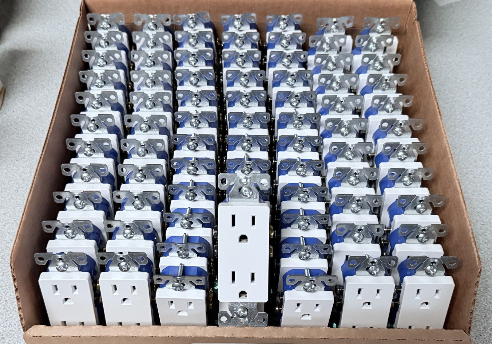 80 NEW EATON 1107W DECORATOR DUPLEX RECEPTACLE OUTLETS 15A 125V 2P 3W WHITE LOT