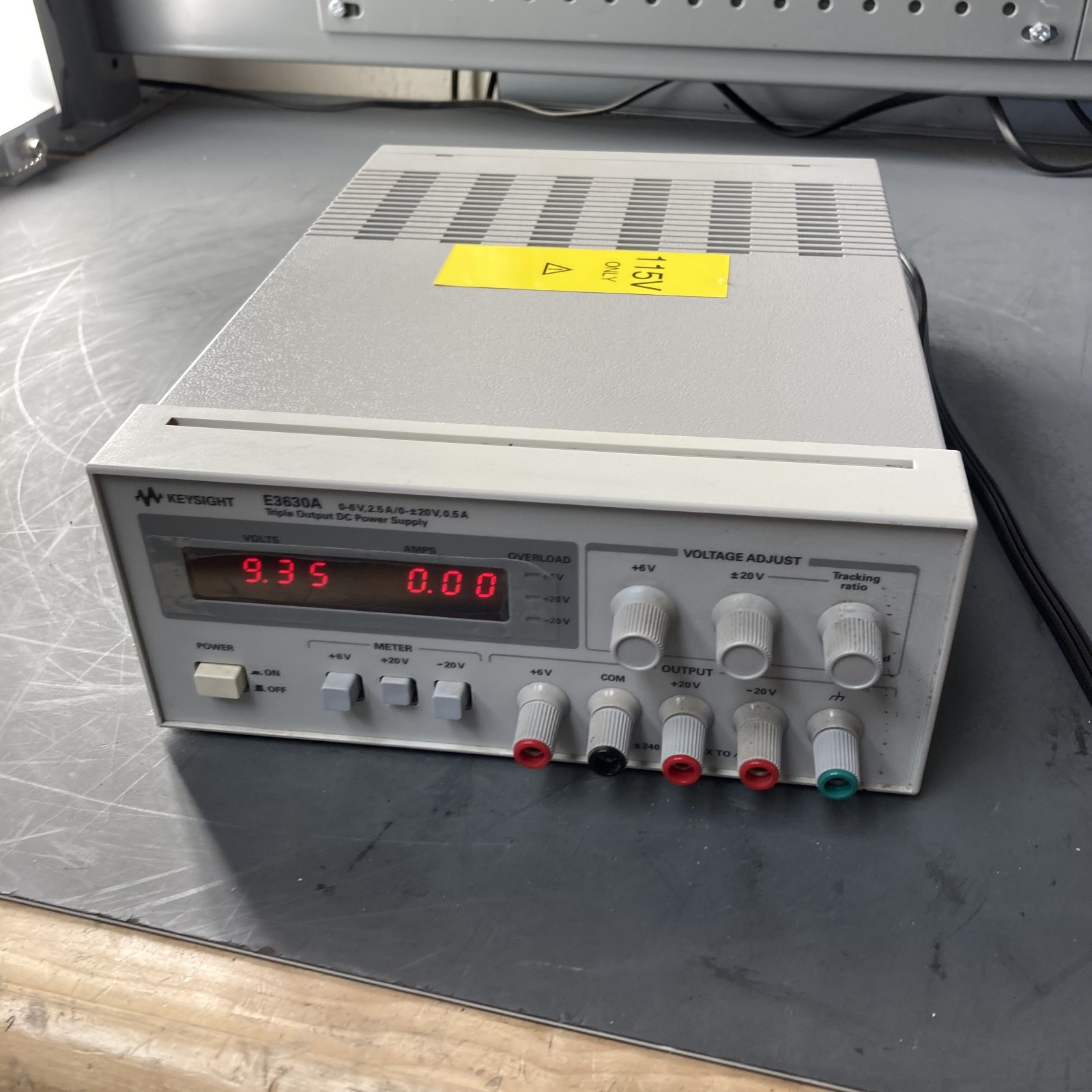 Agilent/Keysight E3630A 0-6V 2.5A/0-±20V 0.5A TRIPLE OUTPUT DC POWER SUPPLY