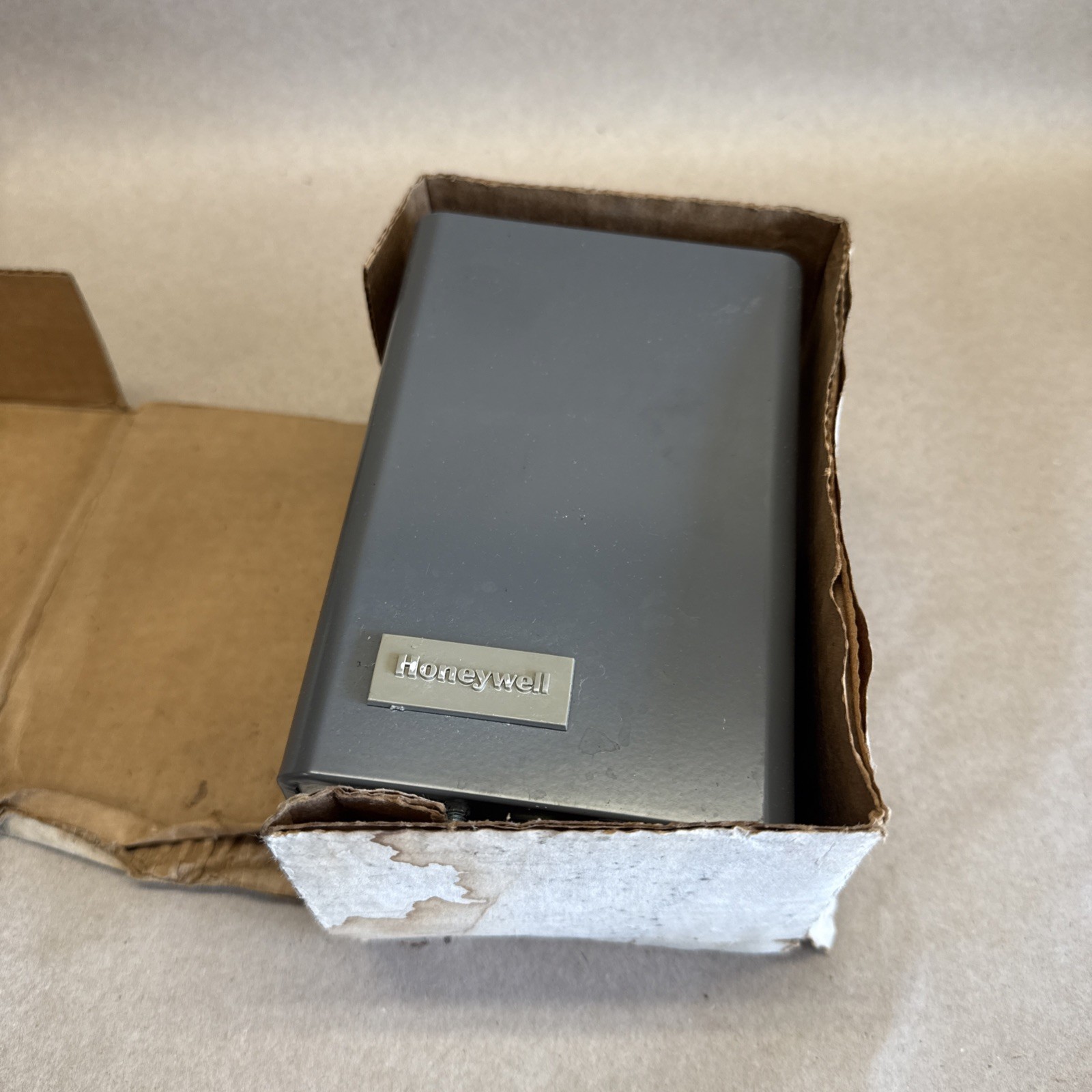 HONEYWELL L8124B1039 (MILLIVOTAGE) TRIPLE AQUASTAT RELAY