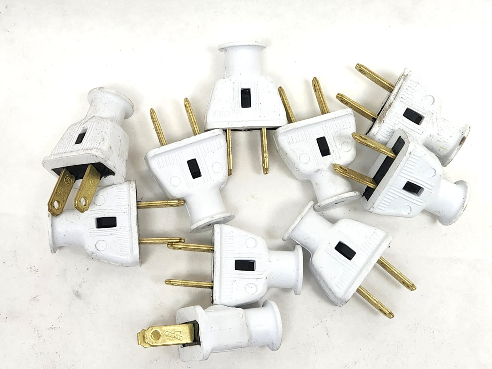 10 pc Cooper SA840W White Plug w/Cord Clip 15A Non-Polarized 1-15P Non-Grounding