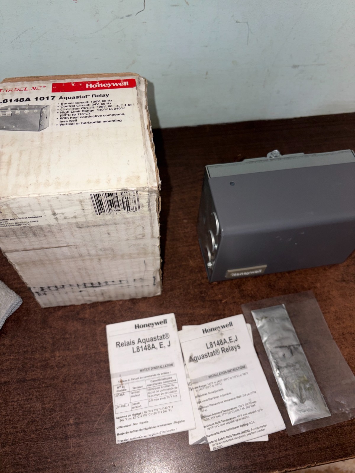 NOS HONEYWELL R8148A1017 AQUASTAT RELAY . S3
