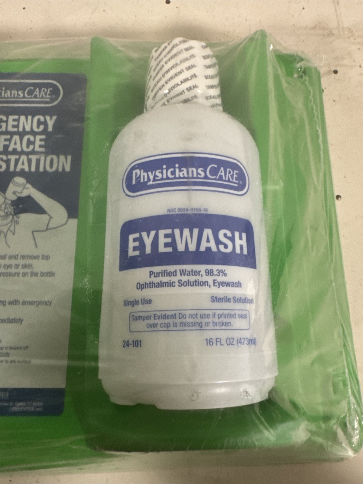 PhysiciansCare Wall-Mountable Eyewash Station with 2 Bottles of Eye Green