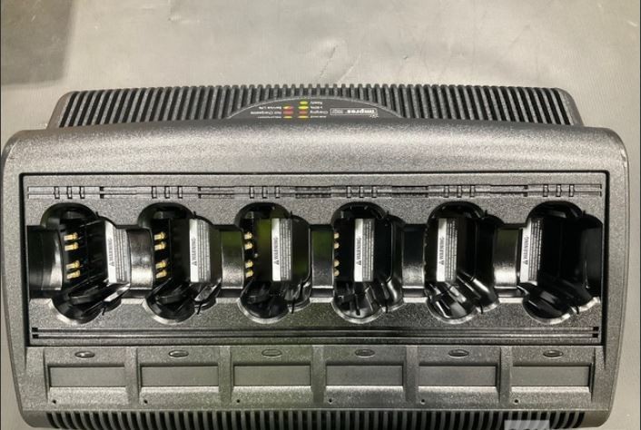 New In Box Motorola WPLN4121BR Impres 6 Bay Bank Battery Charger w/ Display OEM