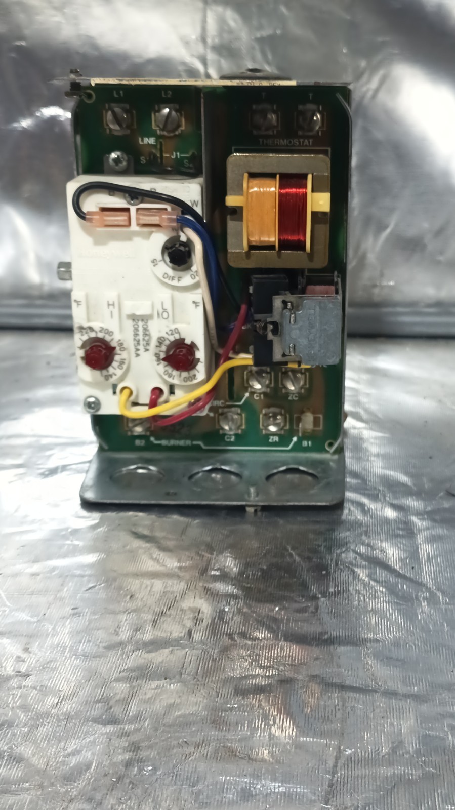 Honeywell L8124C 1102 Triple Aquastat Relay Boiler Control