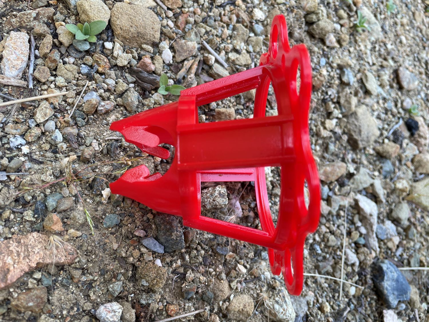 Sandbaggy Plastic Rebar Chair – Elevates Rebar 1 ½» or 2″ – Rebar #3 to #5 (Red)