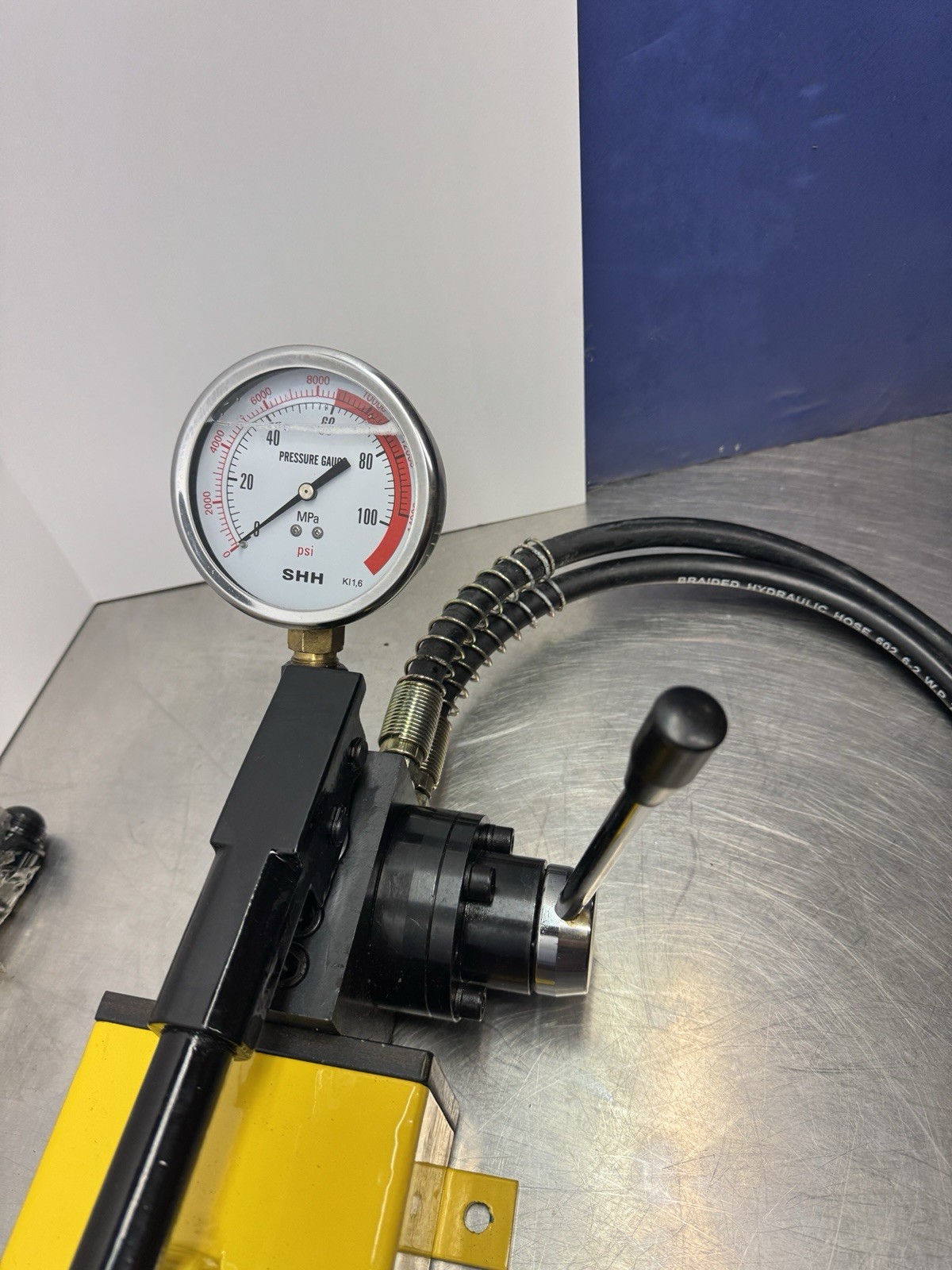 Double Acting Hydraulic Pump, Pressure Gauge (10.000psi – 183in³) (B-700S)