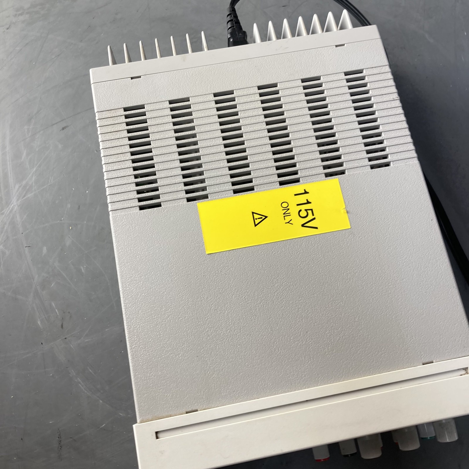Agilent/Keysight E3630A 0-6V 2.5A/0-±20V 0.5A TRIPLE OUTPUT DC POWER SUPPLY
