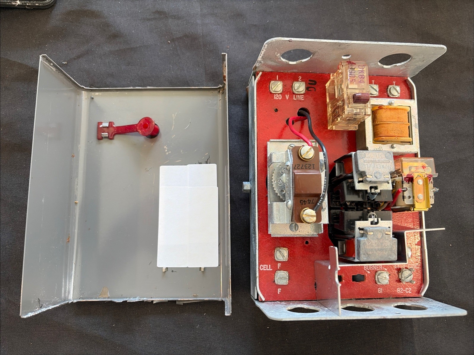 Honeywell R8182E 1027 2 120V Aquastat Protector Relay Controller