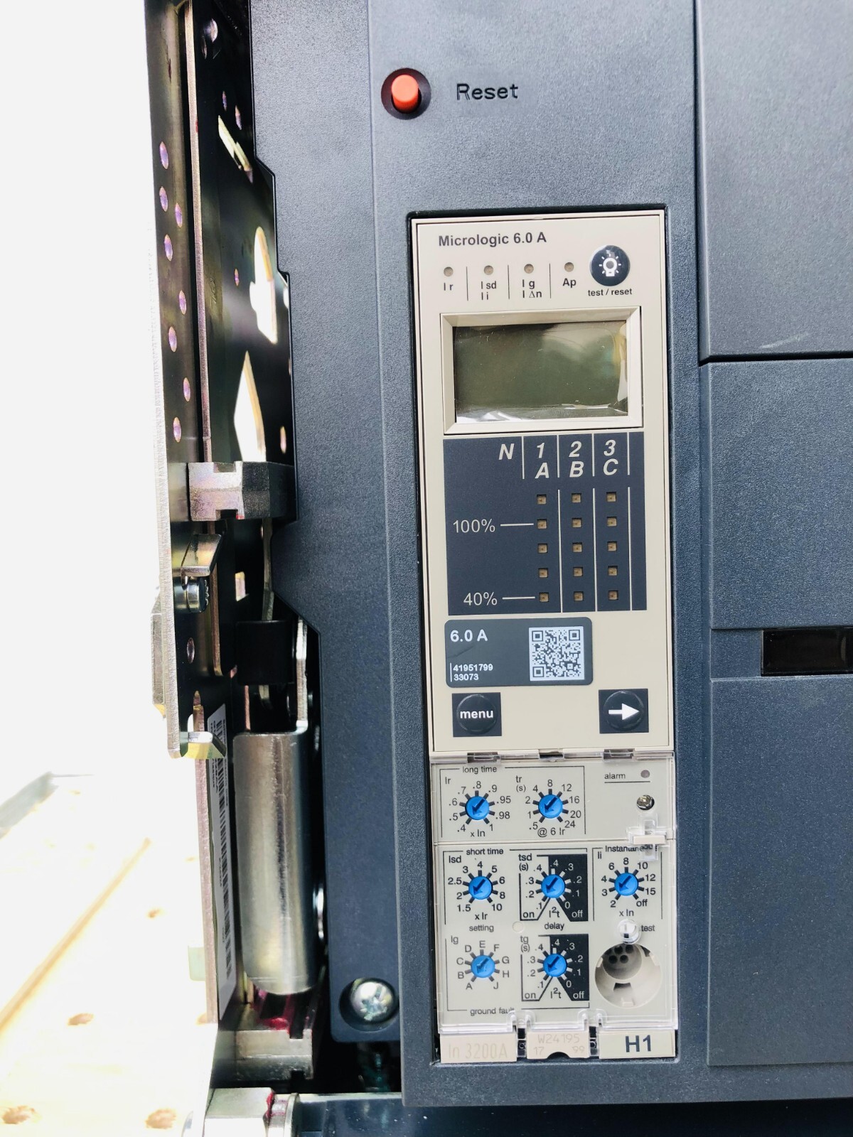 Schneider Electric NW32H1 Masterpact ACB Air Circuit Breaker 3200A 3P 6.0 A