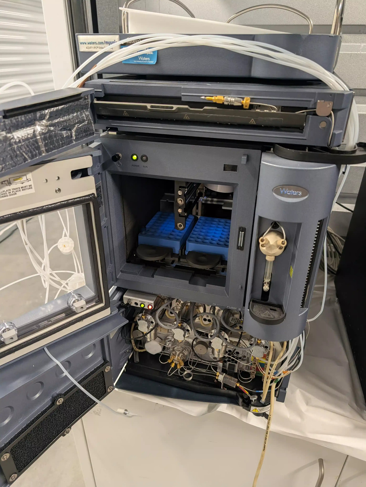 Waters ACQUITY UPLC System with Sample Manager, BSM & MassLynx PC