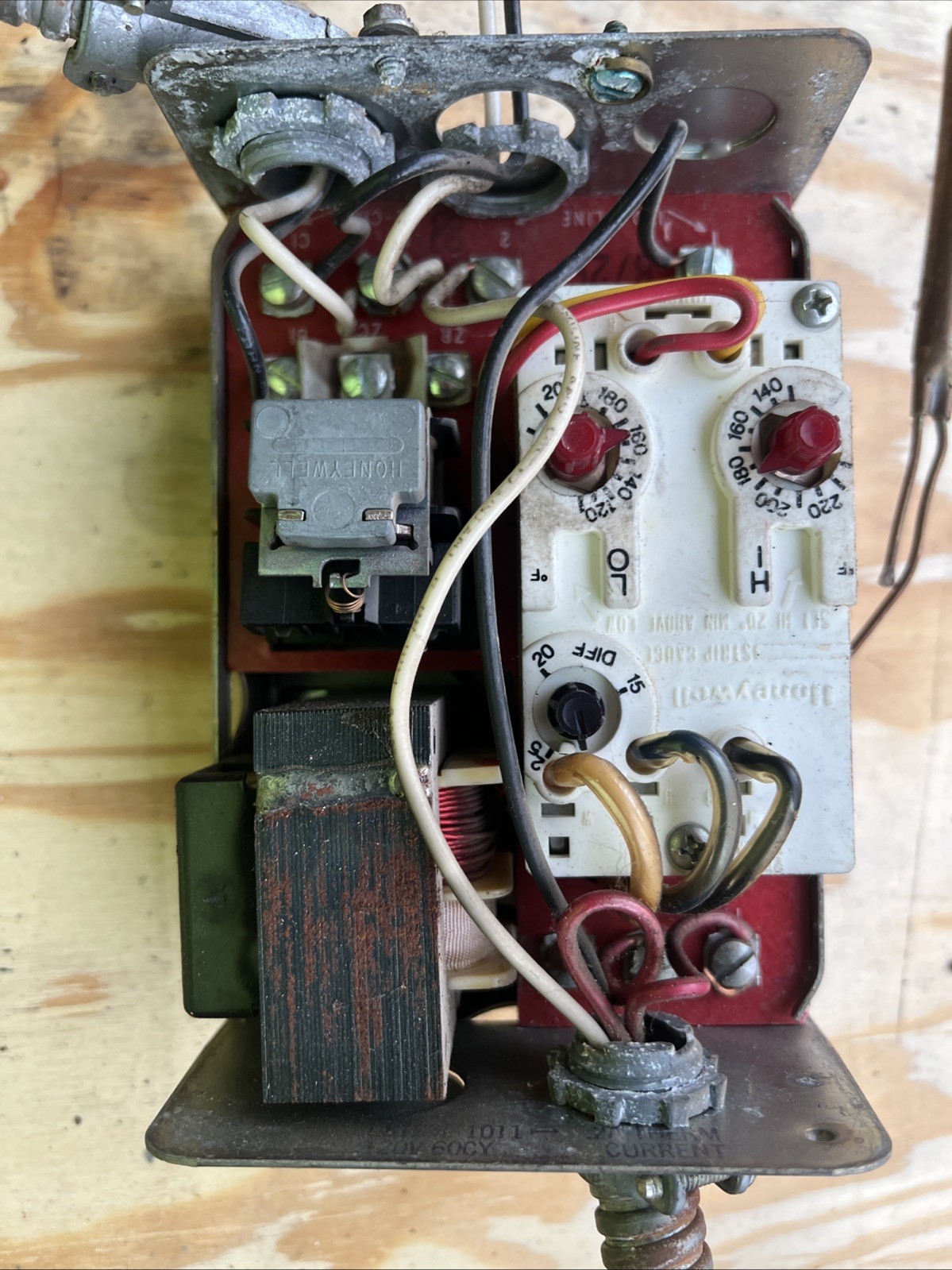 Honeywell Triple Aquastat Relay Thermostat Burner Control L8124L1011