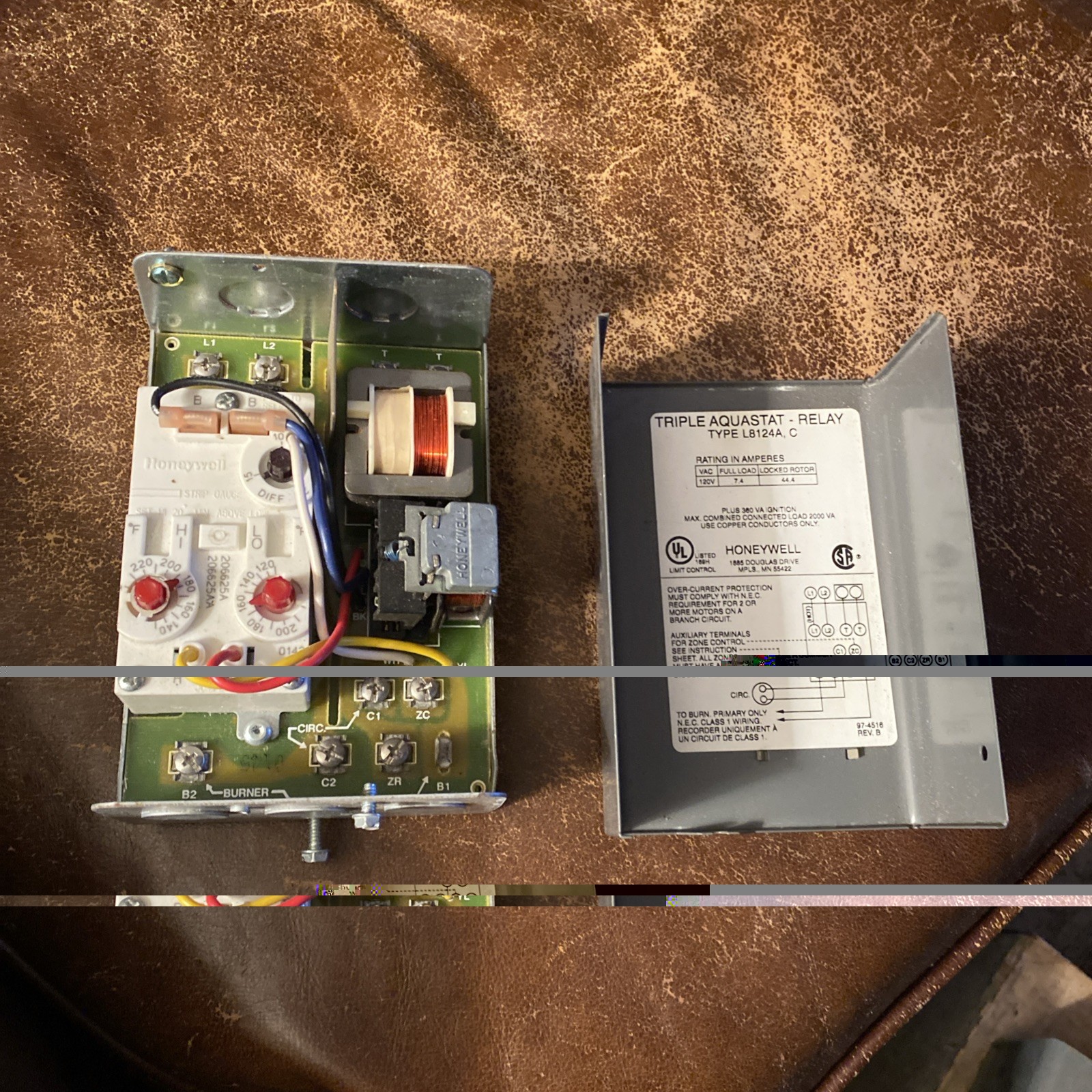 Honeywell Triple Aquastat Relay L8124A,C Open Box No Packaging New