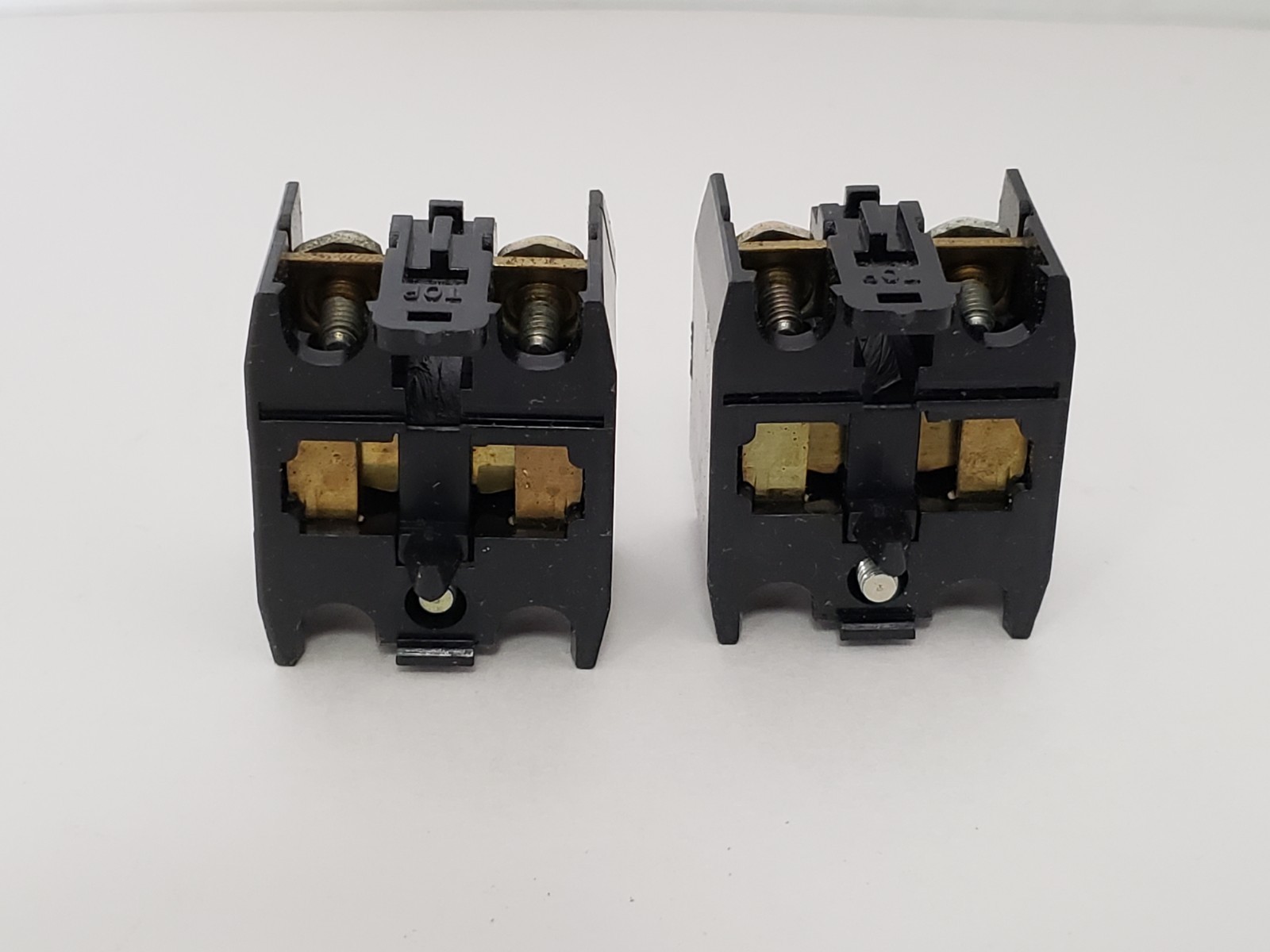 CUTLER HAMMER E22C2 CONTACT BLOCK 1NO 1NC 600V 50/60HZ (LOT OF 2) NNB