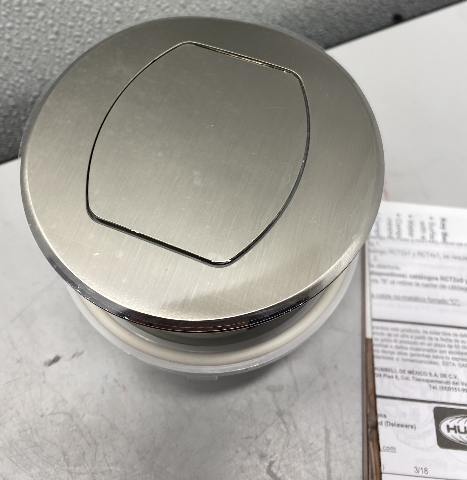 Hubbell 15A 125V Tamper Resistant Pop-Up Countertop Receptacle RCT200NI