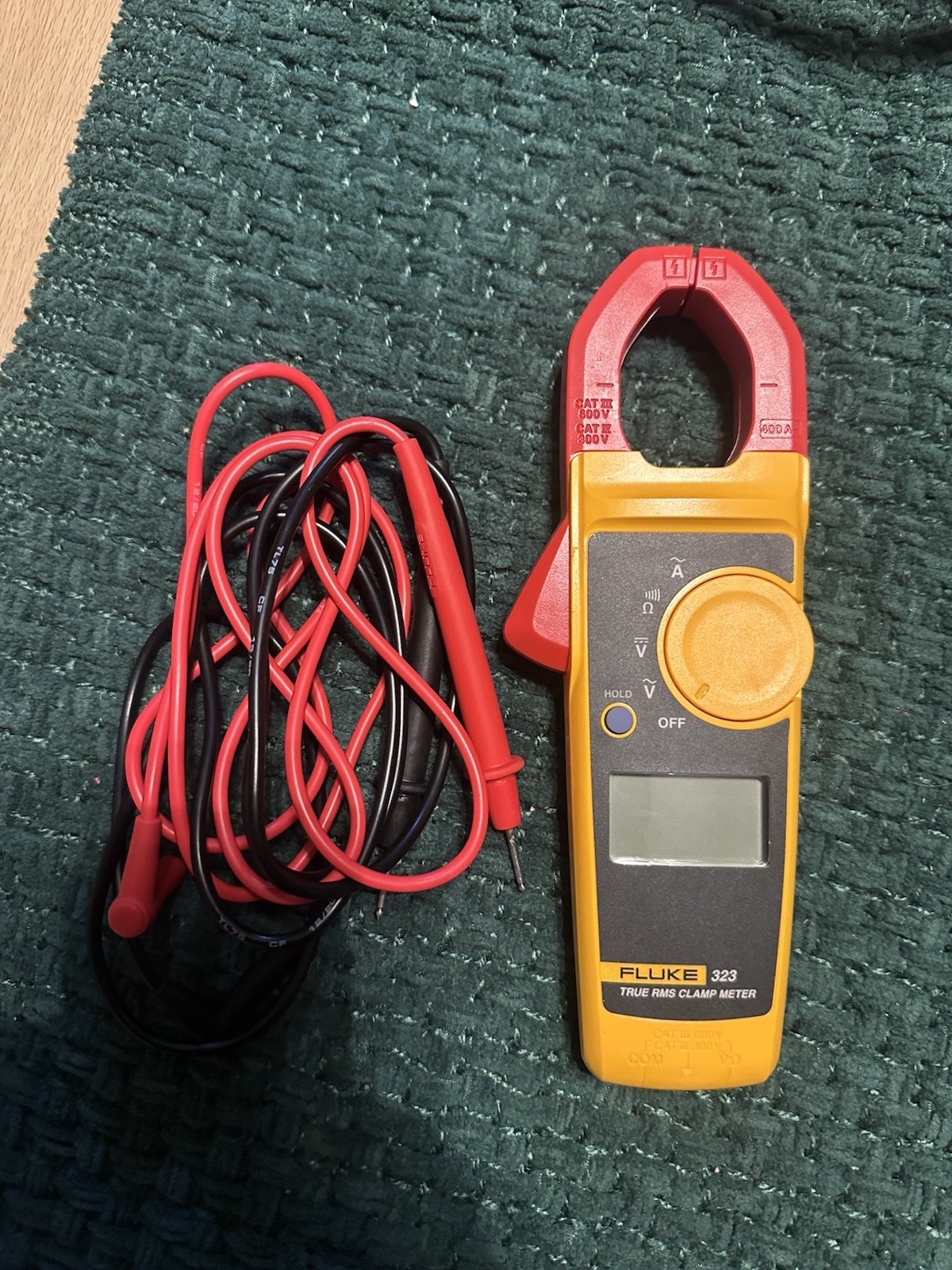 Fluke 323 Clamp Meter