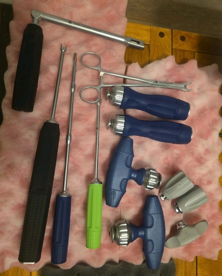 21 pieces with Ratcheting T-Handles, handle and adapters.