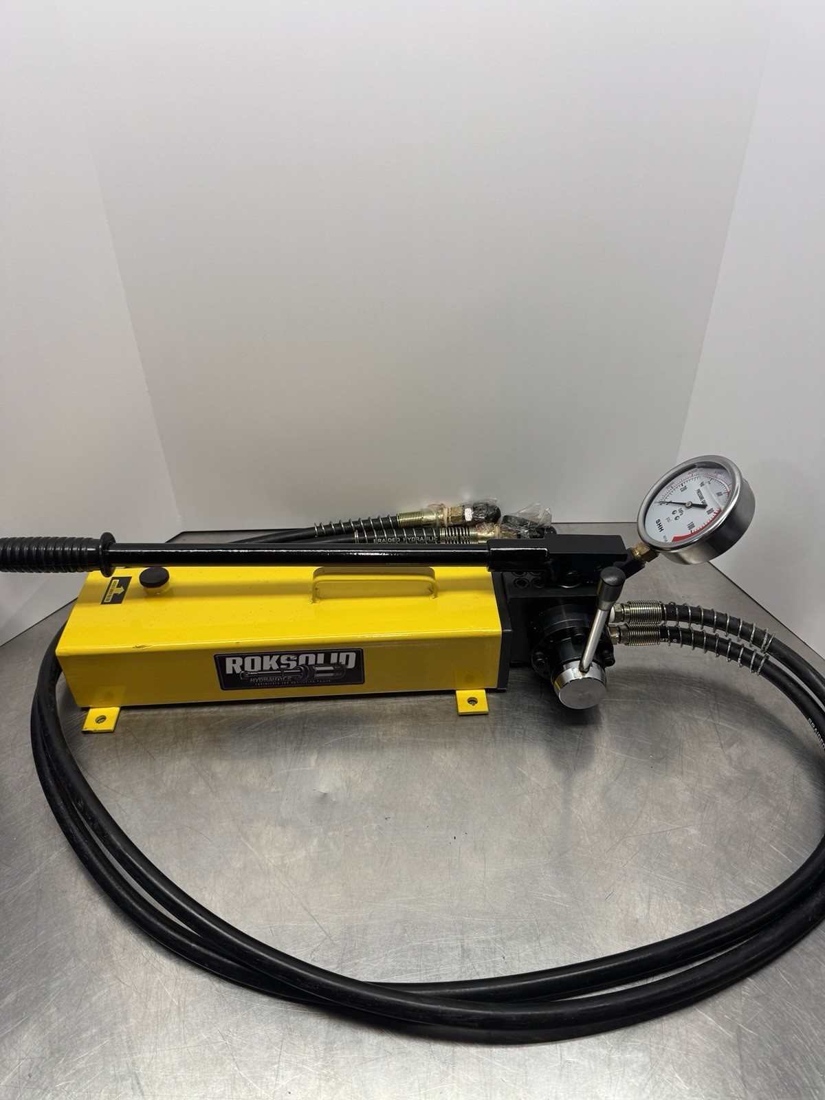 Double Acting Hydraulic Pump, Pressure Gauge (10.000psi – 183in³) (B-700S)