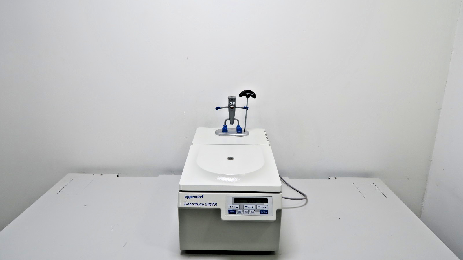 Used Eppendorf 5417R Refrigerated Centrifuge with FA-45-30-11 Fixed Angle Rotor