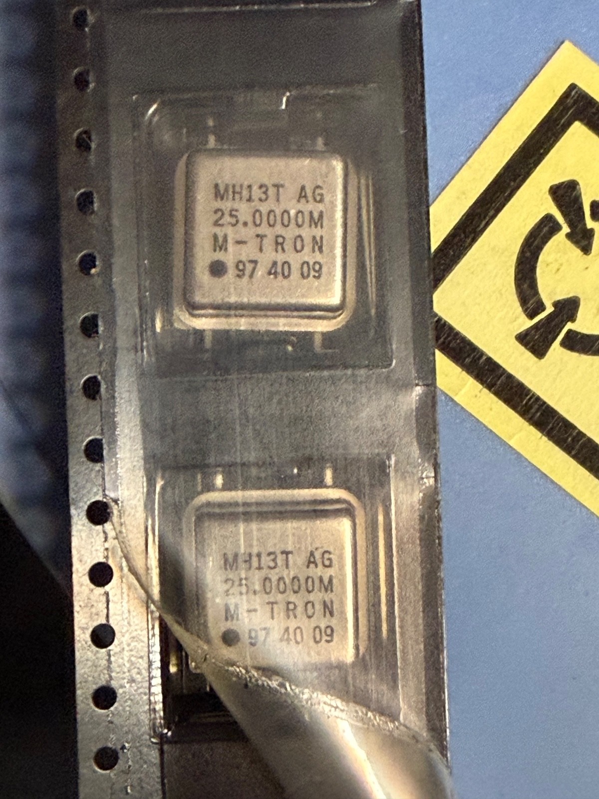 DALE Crystal Oscillator XOSM-52BE 25.000 MZ 9623T