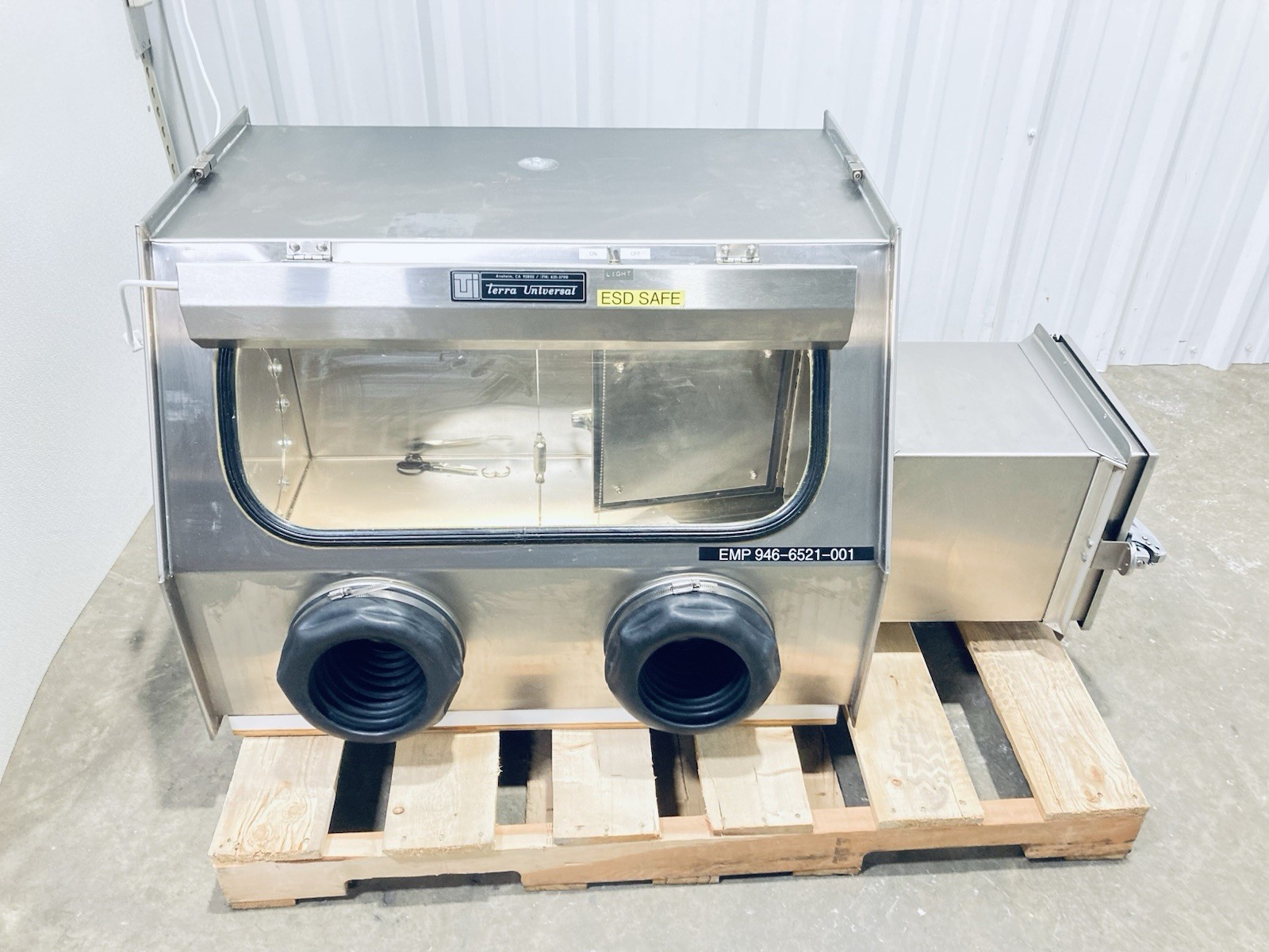 TERRA UNIVERSAL 1696-00 Stainless Steel ESD Safe Glove Box Isolators 120v