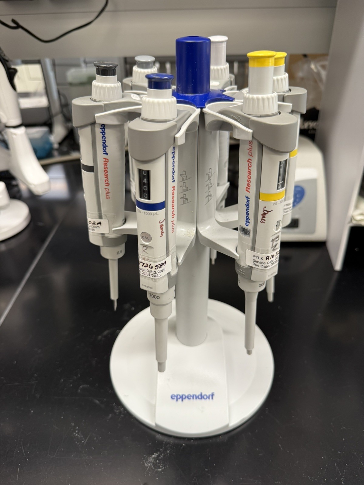 Set 6- Eppendorf Research Plus 2.5, 10, 20, 100, 200, 1000uL Pipette + Carousel