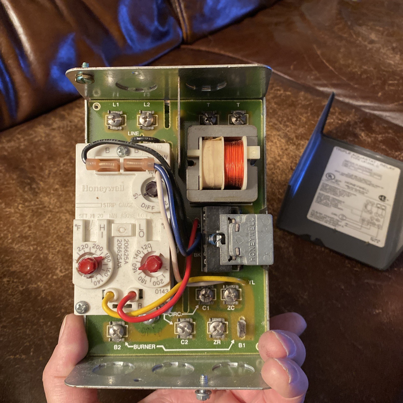 Honeywell Triple Aquastat Relay L8124A,C Open Box No Packaging New