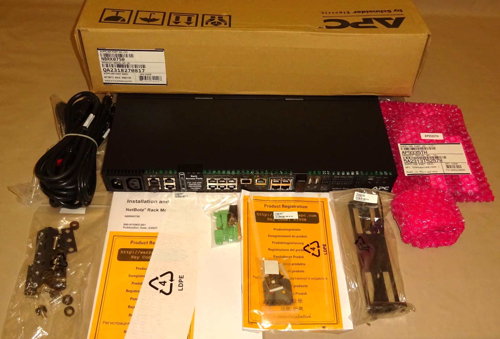 APC NBRK0750 NETBOTZ Rack Monitor Schneider Electric NEW