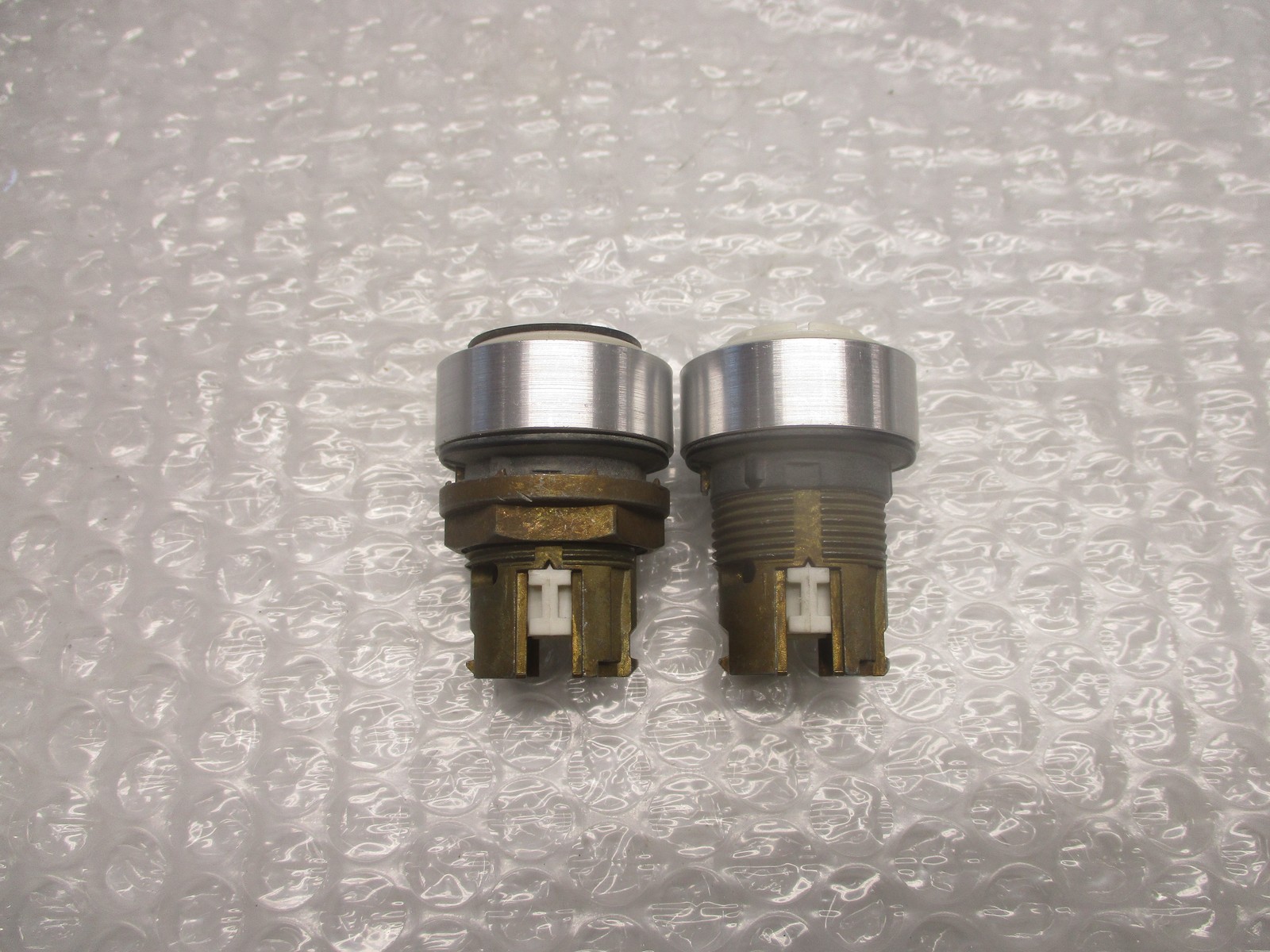 CUTLER HAMMER E22M2N34 PUSHBUTTON LOT OF 2 NSNP