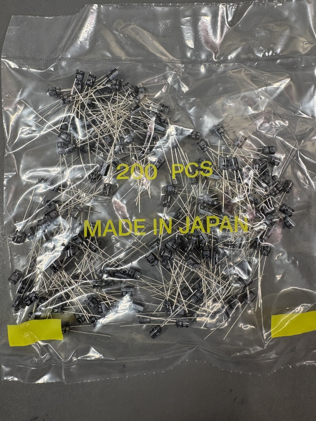 200pcs 10uF 25V Electrolytic Capacitors 105°C Radial Through Hole Japan